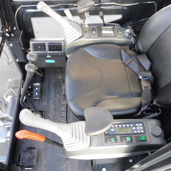 Mini-pelle EUROTRAC HE18 Cabine
