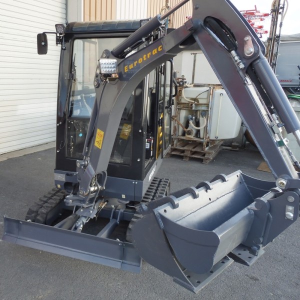Mini-pelle EUROTRAC HE18 Cabine