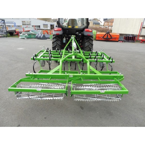 Cultivateur avec rouleaux arrière U724/3