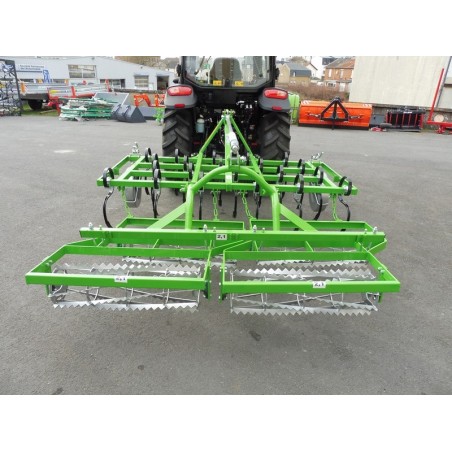 Cultivateur avec rouleaux arrière U724/3