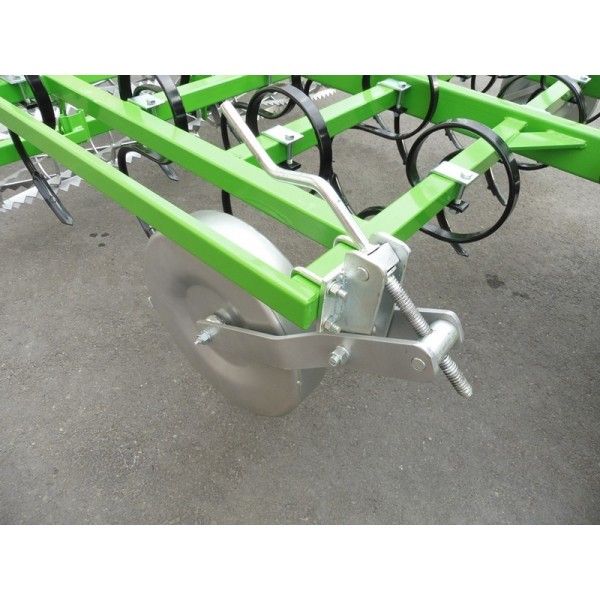 Cultivateur avec rouleaux arrière U724/3