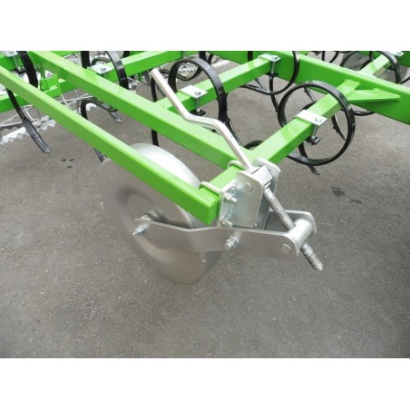 Cultivateur avec rouleaux arrière U724/3