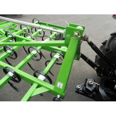 Cultivateur avec rouleaux arrière U724/3