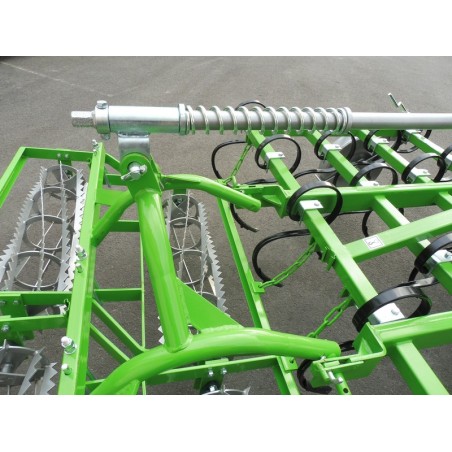 Cultivateur avec rouleaux arrière U724/3