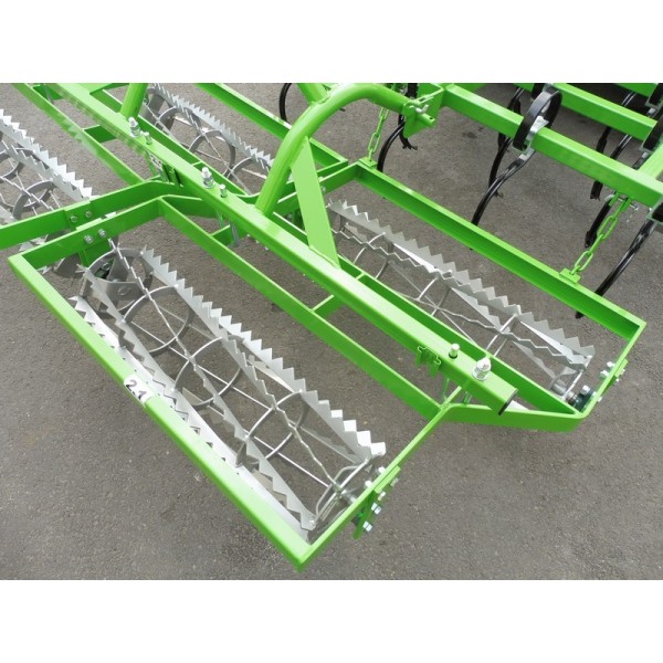 Cultivateur avec rouleaux arrière U724/3
