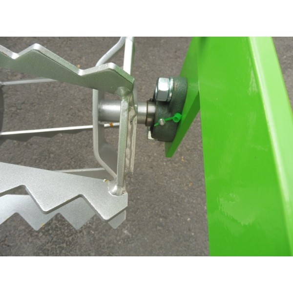Cultivateur avec rouleaux arrière U724/3