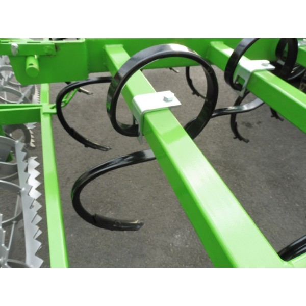 Cultivateur avec rouleaux arrière U724/3